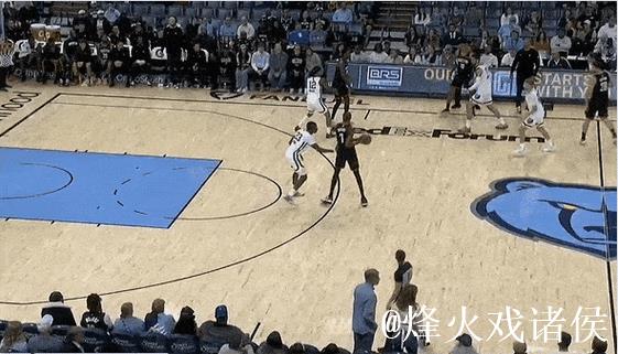 奥科吉底角发起突破，空中折叠闪躲过默里暴扣打成2+1